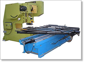 Punching press of aluminum sheet and steel screen